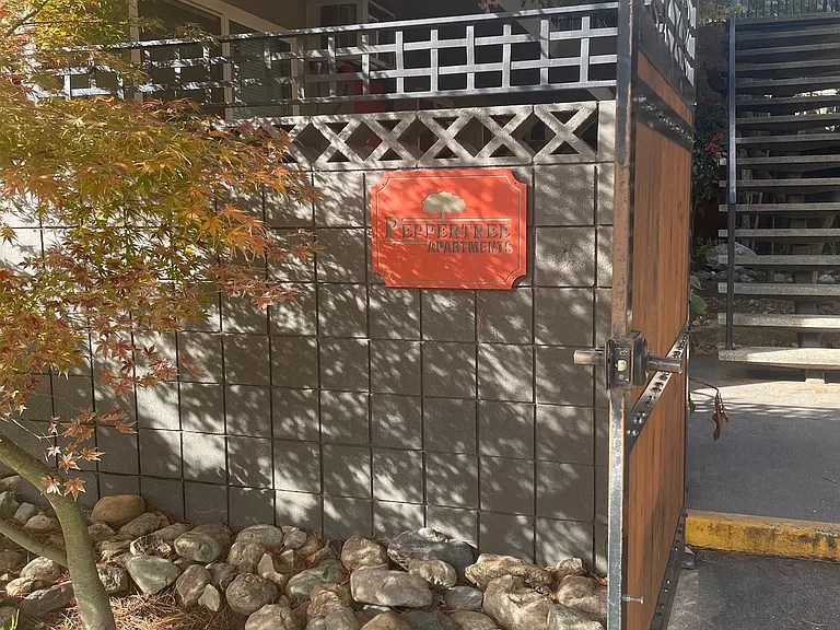 890 E 9th St — Photo 2