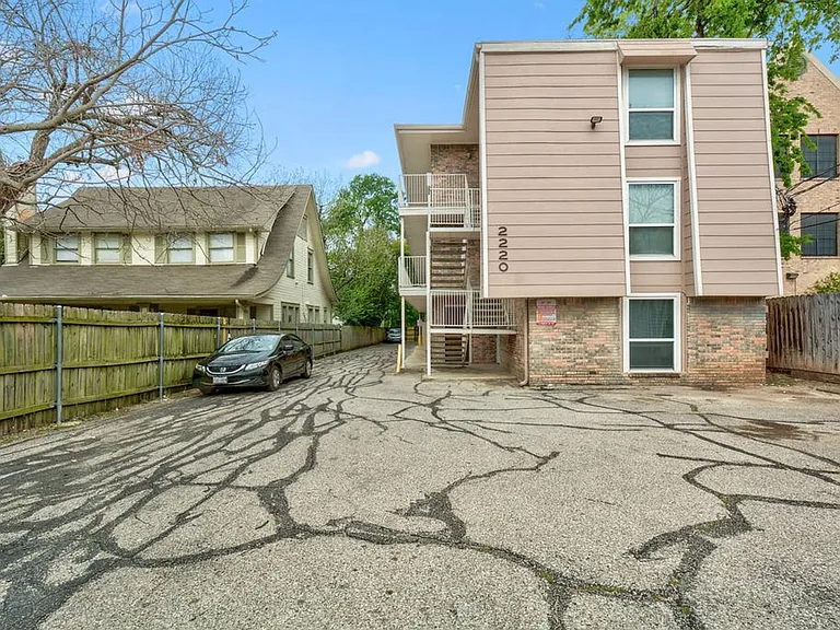 2220 Leon St #103 — Photo 2
