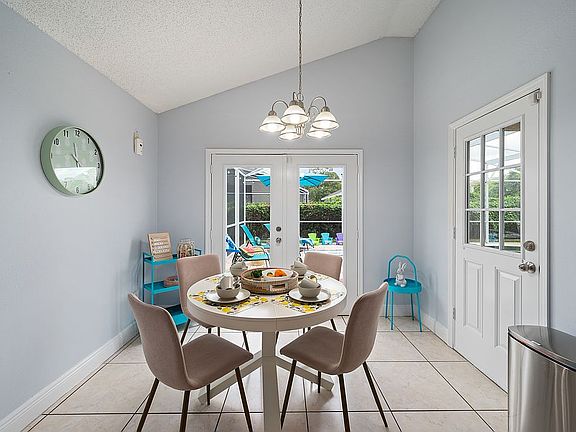 3rd image of 2718 Chatham Cir