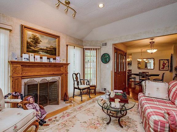 04_20Abbeylane_165_LivingRoom_HiRes