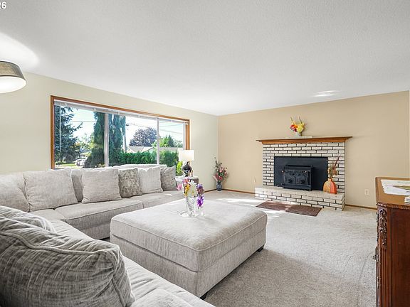 4th image of 470 NW Bella Vista Dr