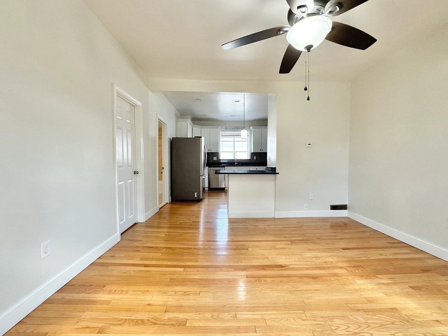 4 bed, 2.0 bath, 1300 sqft, $3,200 — Photo 4