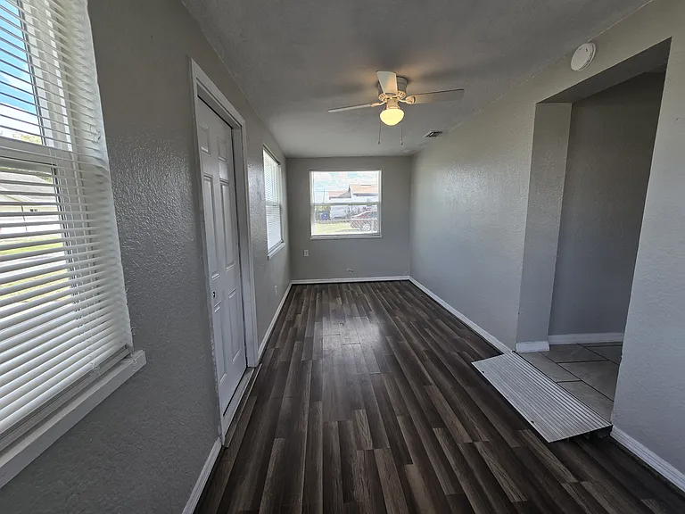 246 W Bay Ave — Photo 2