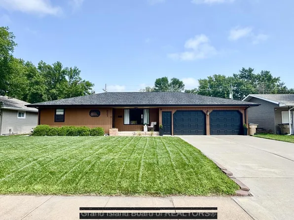 821 Sun Valley Dr, Grand Island, NE 68801