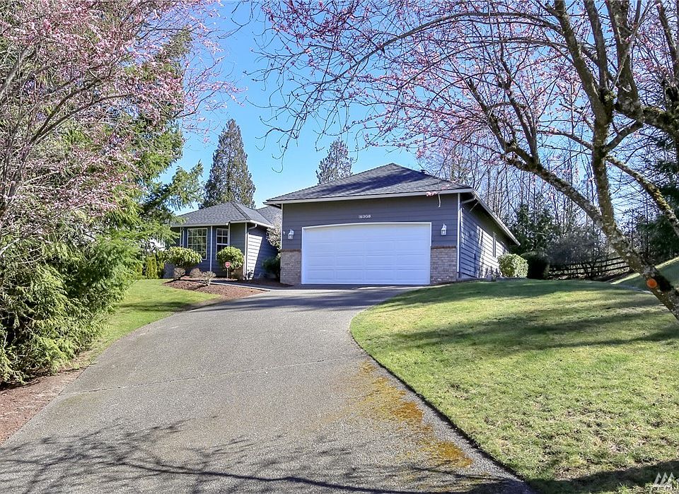 What a charming Spring yard!
