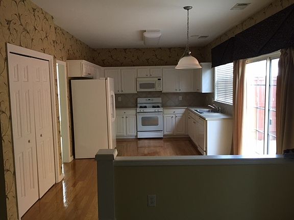 Kitchen & Breakfast area