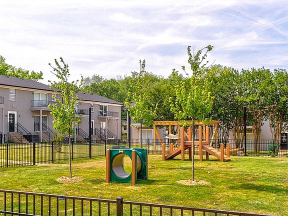 3rd image of 2915 Williamsburg Ln #101