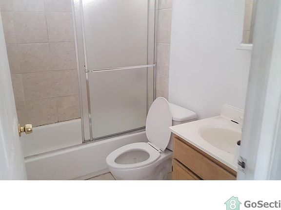 3rd image of 10906 Wilmington Ave