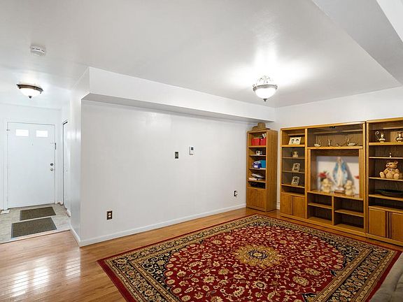 3rd image of 6911 Lafayette Park Dr