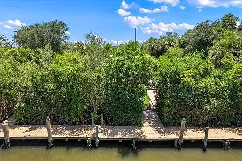 527 E Causeway Blvd — Photo 30