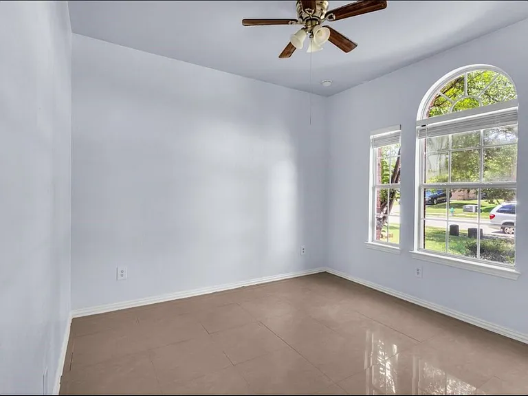 933 Bens Dr — Photo 13