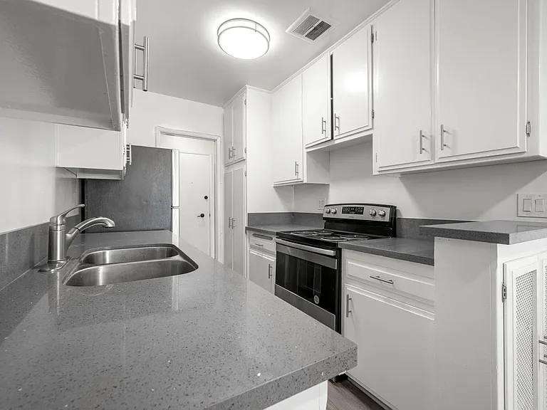 8011 W Romaine St — Photo 11