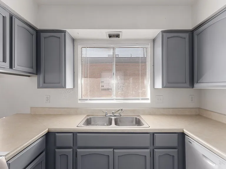 615 N Arrowhead Dr — Photo 13