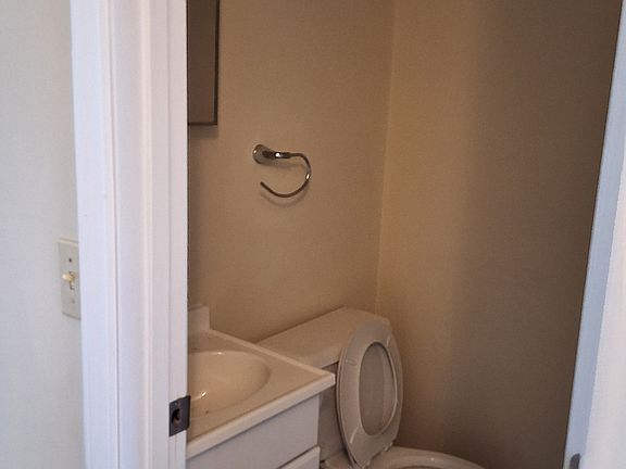 2nd image of 702 E Hillcrest Dr