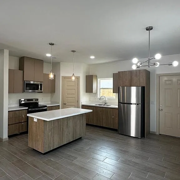 609 N Emerald Ave #2 — Photo 2
