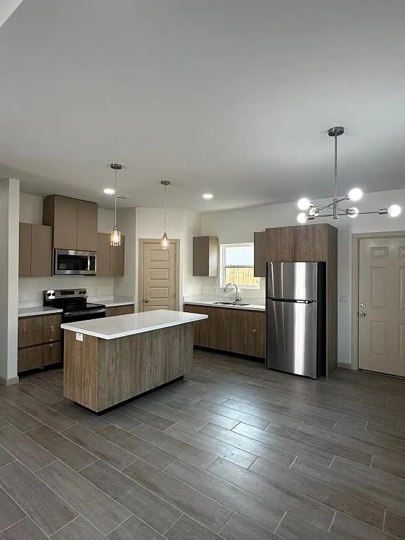 Building Photo - 609 N Emerald Ave #2