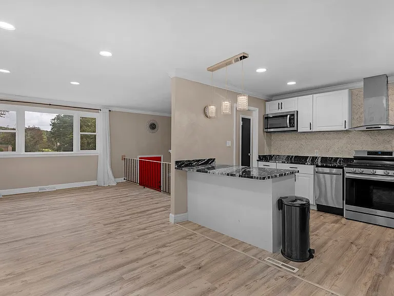 2431 Clydesdale Rd — Photo 7