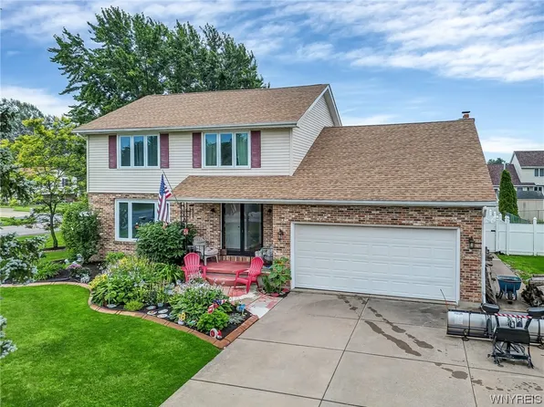 2242 Loree Cir, Niagara Falls, NY 14304