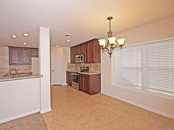 4th image of 1321 Crestview Dr