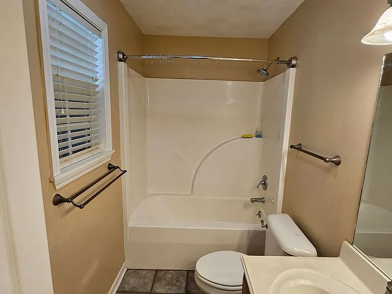110 Lacey Ln — Photo 8