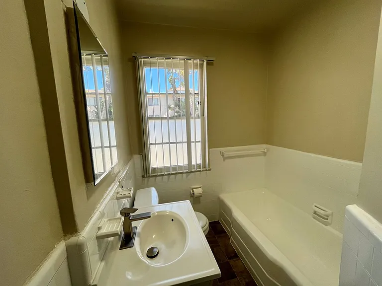 605 Kelton Ave — Photo 32