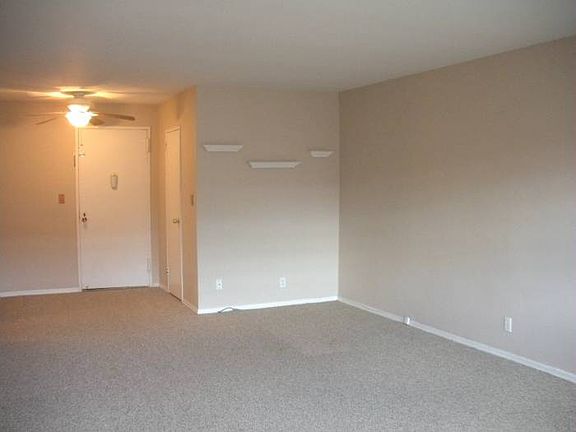 Entrance & Walk-in Closet