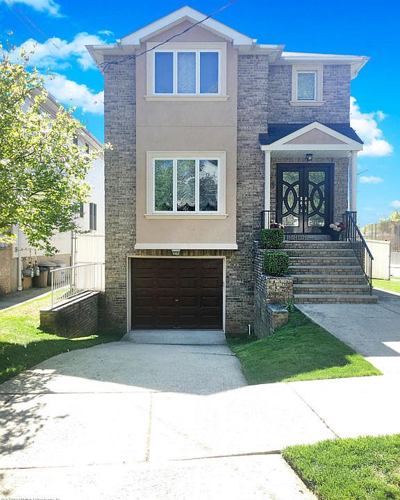 1st image of 374 Yetman Ave