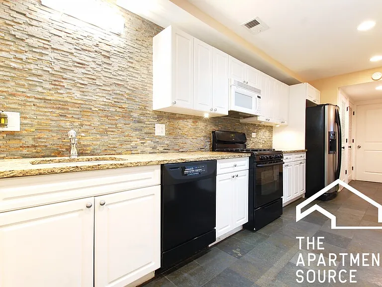 1352 N La Salle Dr — Photo 9