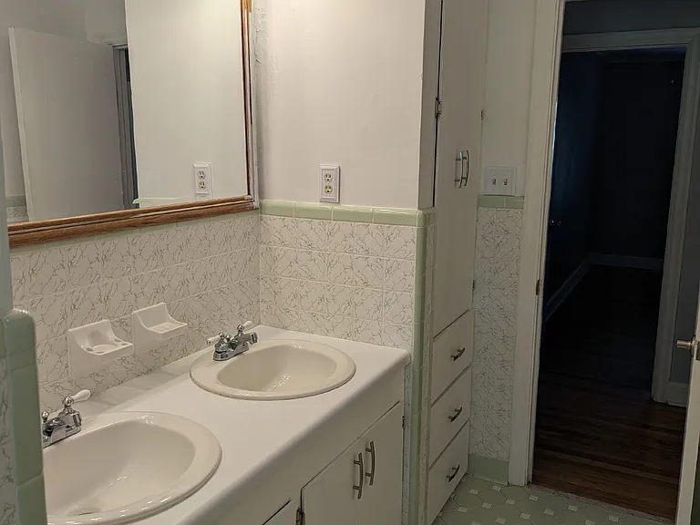 610 W Charlton St — Photo 38