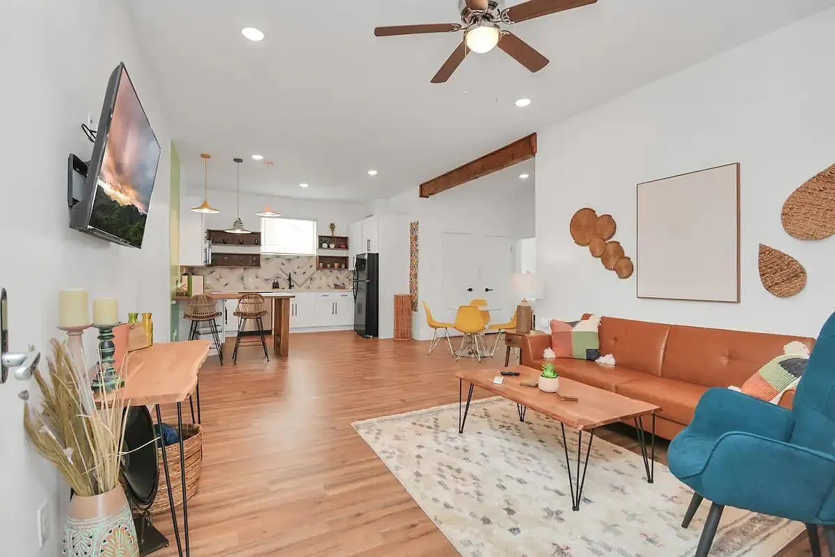 2825 Ball St — Photo 3