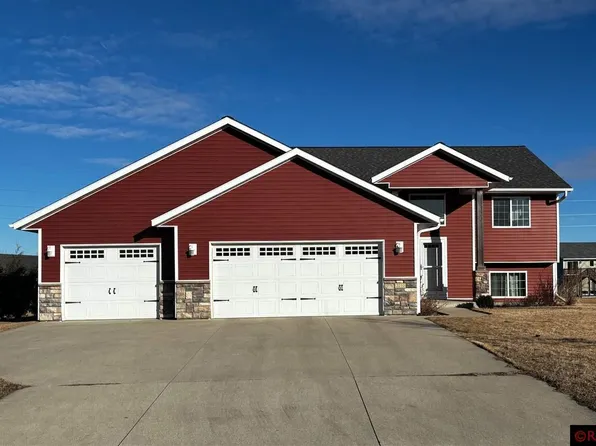 2210 Rolling Green Ln, North Mankato, MN 56003