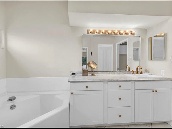 5th image of 8370 Heritage Links Ct APT 2026