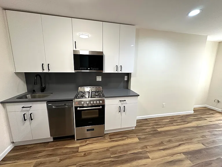 320 E 6th St #1R — Photo 7
