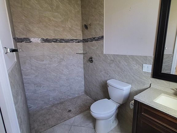4th image of 62 Farmsworth Dr Unit A