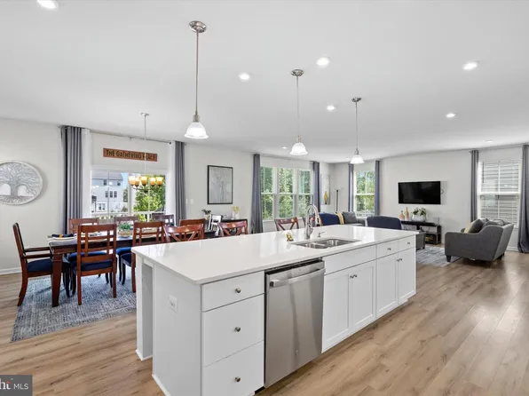 12528 Southington Dr, Woodbridge, VA 22192