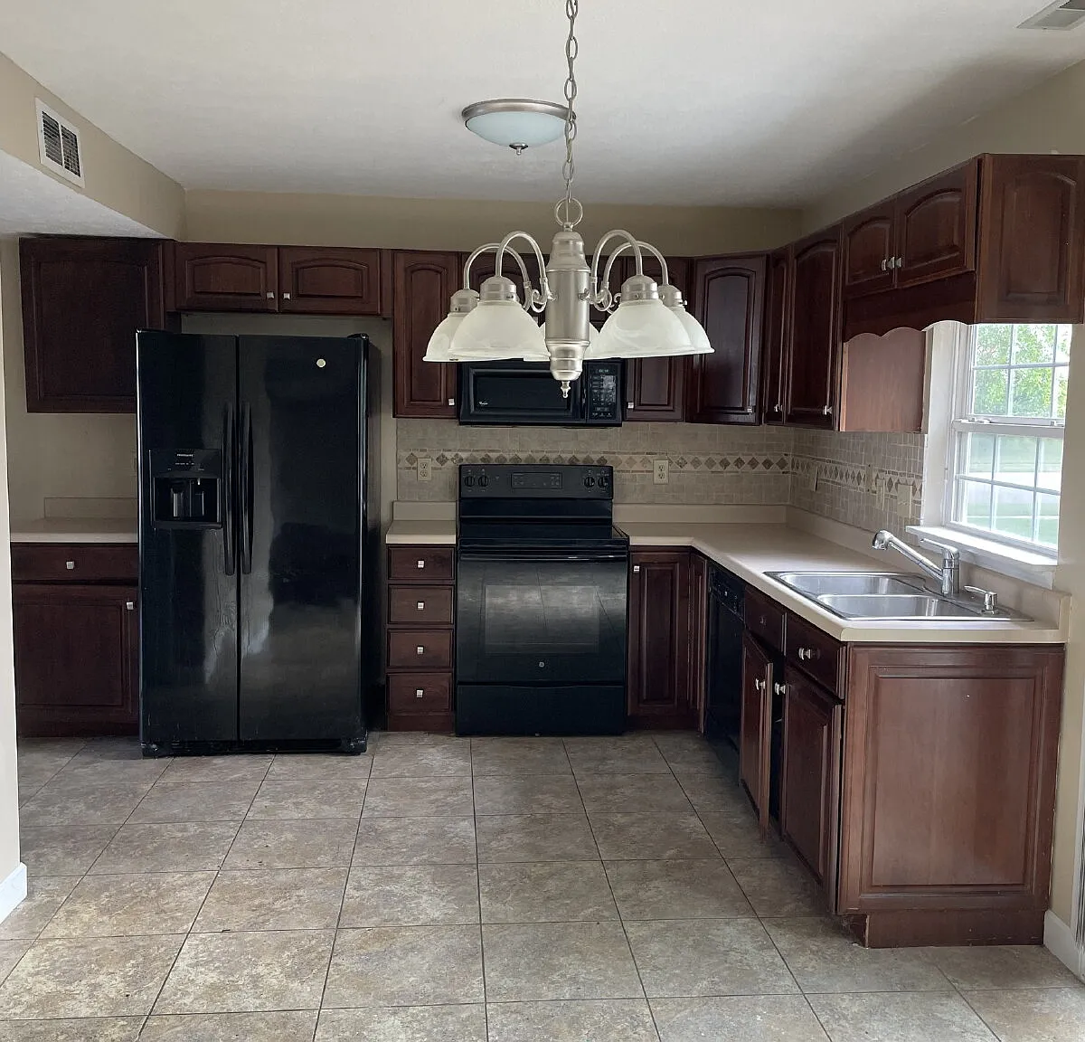 3 bed, 2.5 bath, 1584 sqft, $1,895 — Photo 2