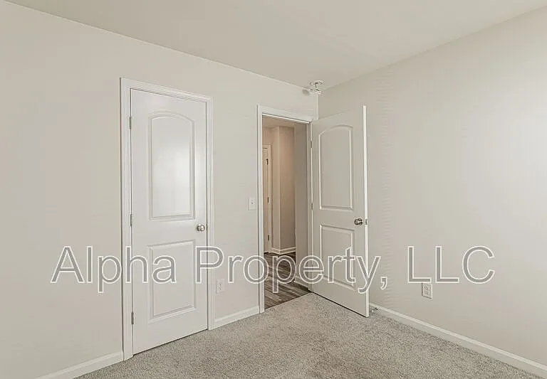 304 Long Grove Ln — Photo 11