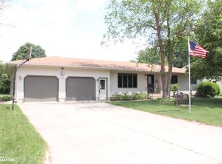 204 Country Club Dr, Belmond, IA 50421