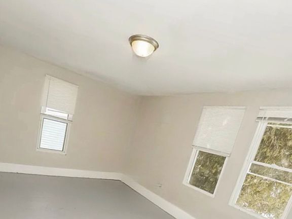 4th image of 916 Redfern Ave