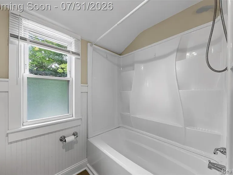 360 Parkview Dr — Photo 11