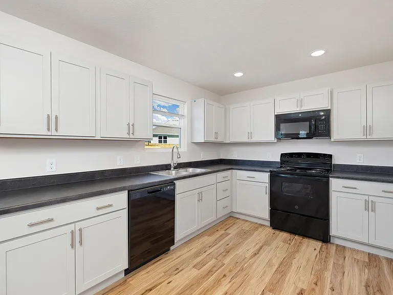 781 W Navajo St — Photo 3