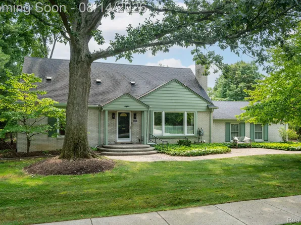 32312 Arlington Dr, Beverly Hills, MI 48025