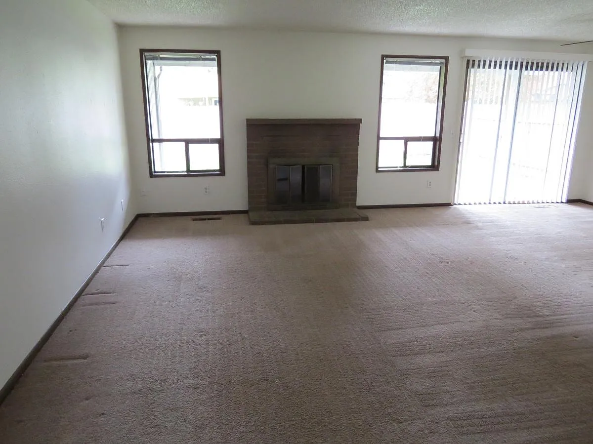 2 bed, 1964 sqft, $1,300 — Photo 2