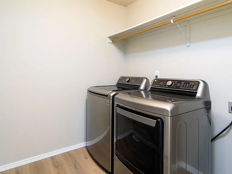 335 E Moskee St — Photo 16