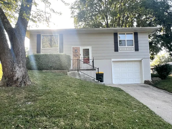 1228 Lake Dr, Boonville, MO 65233
