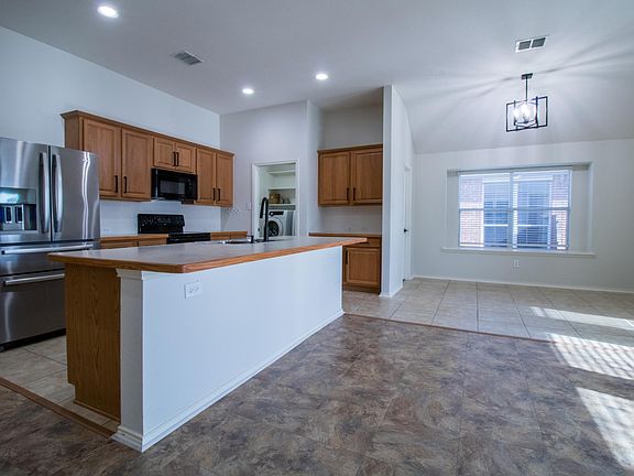 5th image of 1045 Aaron Dr