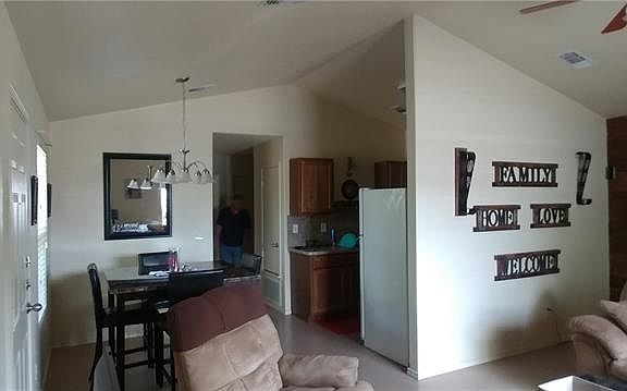 5th image of 704 W Avenue I