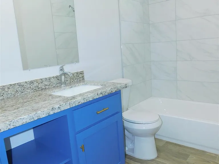 904 W Sealy St #A — Photo 10