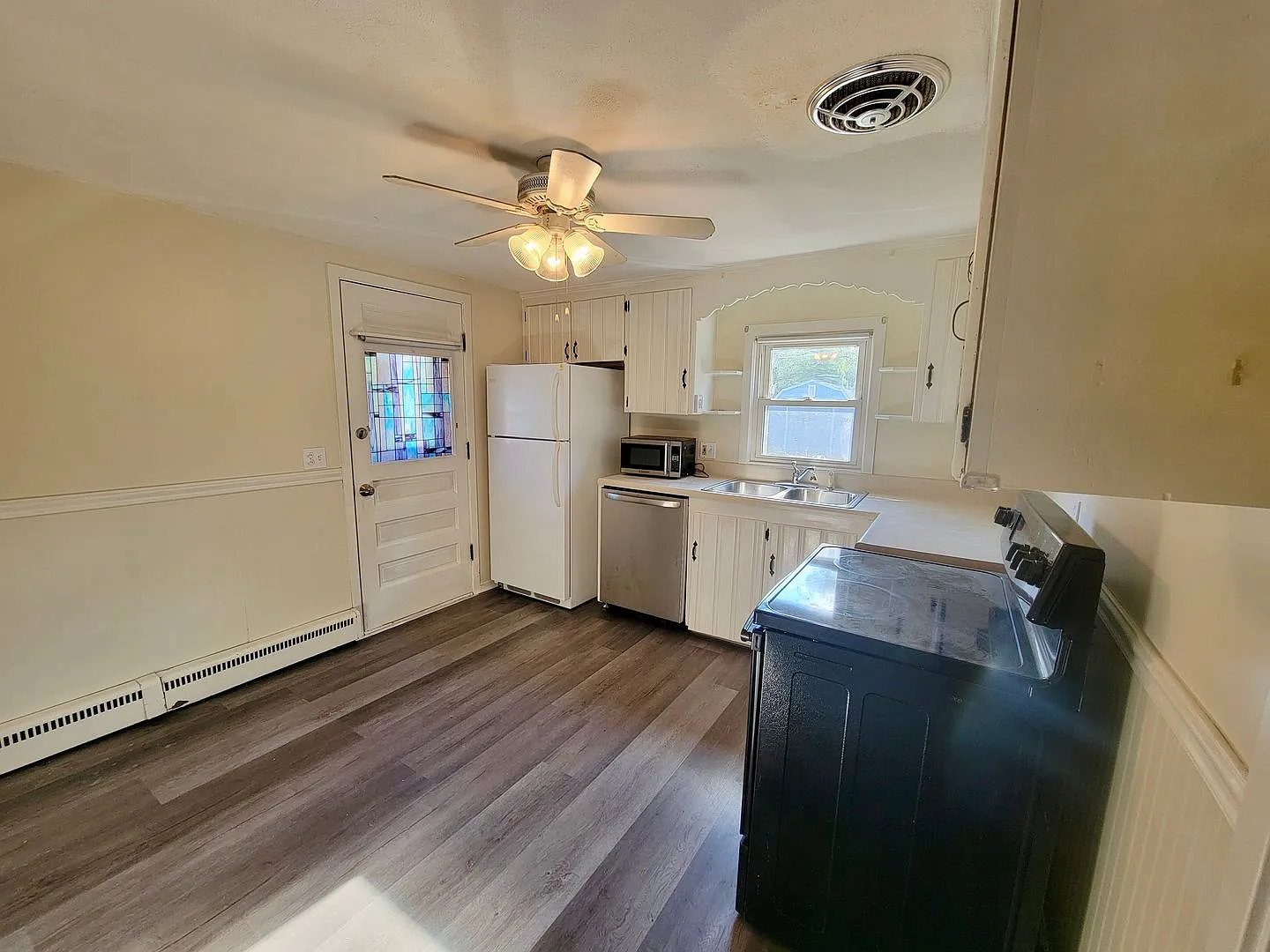 Beautiful 2-Bedroom Single Family House for Rent in South Hadley! — Photo 3