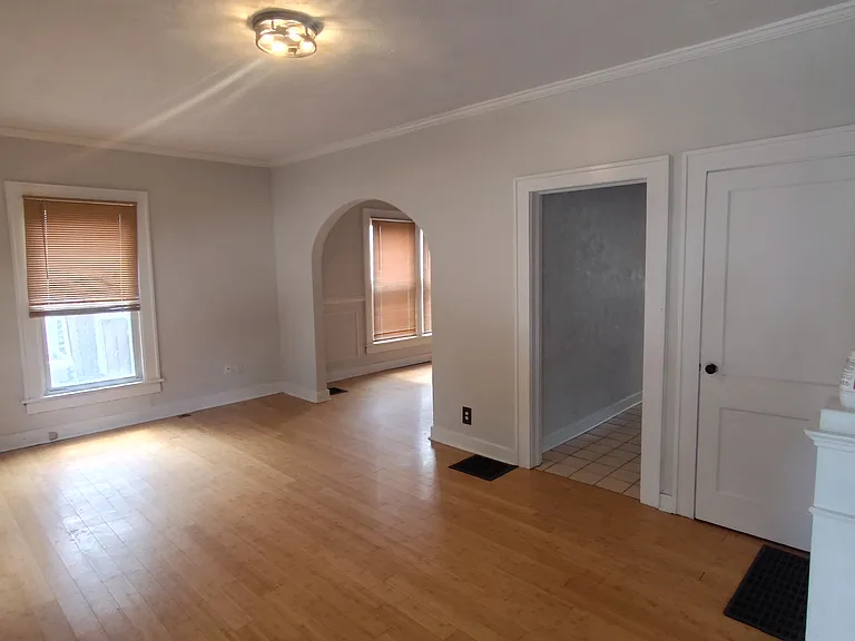 320 S East St — Photo 3
